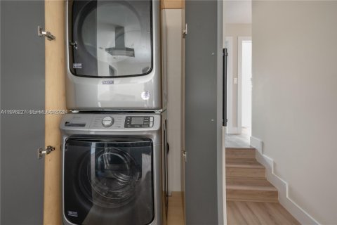 Casa en alquiler en Miami, Florida, 3 dormitorios, 205.69 m2 № 2052283 - foto 9