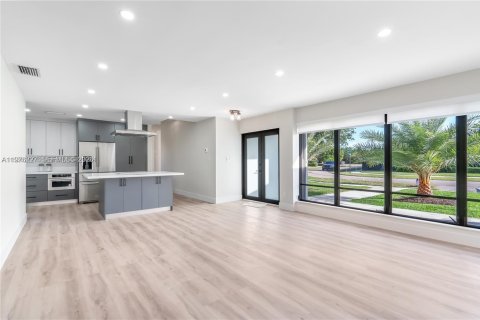 Casa en alquiler en Miami, Florida, 3 dormitorios, 205.69 m2 № 2052283 - foto 2