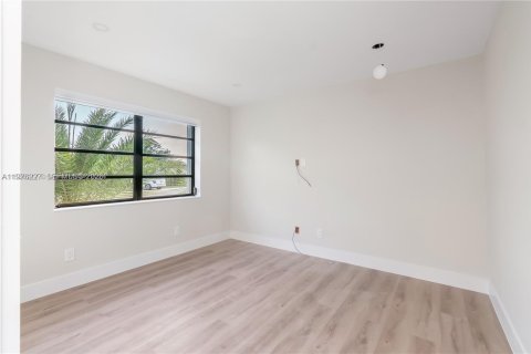 Casa en alquiler en Miami, Florida, 3 dormitorios, 205.69 m2 № 2052283 - foto 18