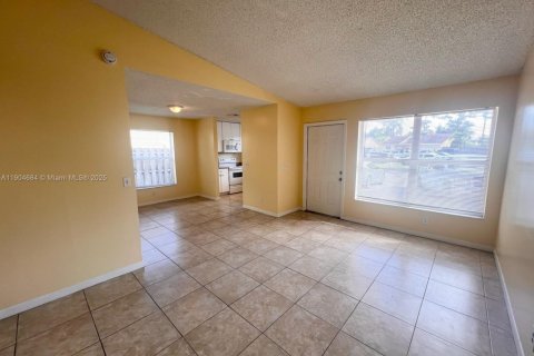 Снять в аренду виллу или дом в Гринакрес, Флорида 3 спальни, 103.12м2, № 1955146 - фото 3