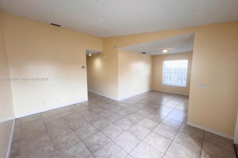 Снять в аренду виллу или дом в Гринакрес, Флорида 3 спальни, 103.12м2, № 1955146 - фото 2