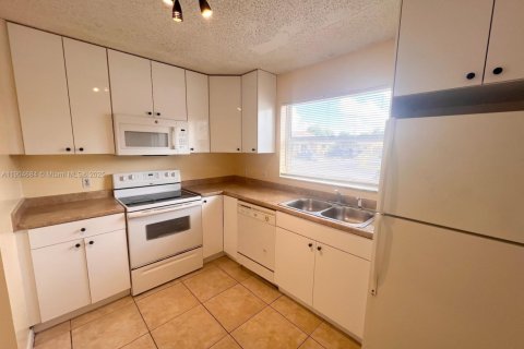 Снять в аренду виллу или дом в Гринакрес, Флорида 3 спальни, 103.12м2, № 1955146 - фото 1