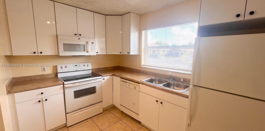 Дом в Гринакрес, Флорида 3 спальни, 103.12м2 № 1955146