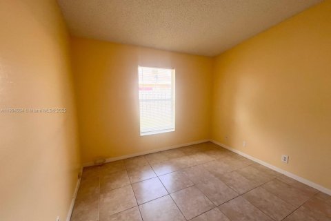 Снять в аренду виллу или дом в Гринакрес, Флорида 3 спальни, 103.12м2, № 1955146 - фото 7