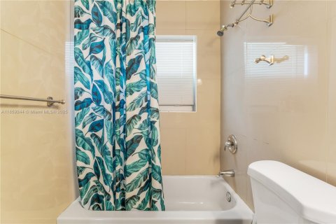 Propiedad comercial en venta en Hollywood, Florida, 198.44 m2 № 1960700 - foto 21