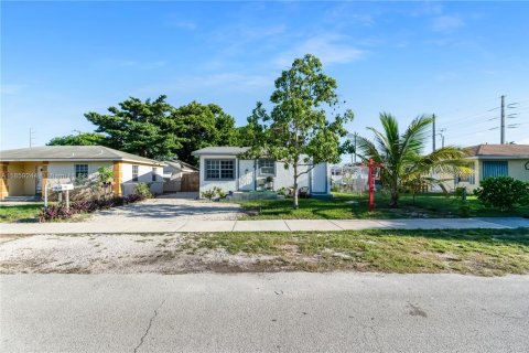 Propiedad comercial en venta en Hollywood, Florida, 198.44 m2 № 1960700 - foto 2