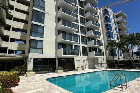 Condominio en alquiler en Bay Harbor Islands, Florida, 1 dormitorio, 83.15 m2 № 1871765 - foto 5