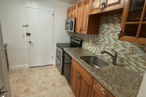 Condominio en alquiler en Bay Harbor Islands, Florida, 1 dormitorio, 83.15 m2 № 1871765 - foto 9