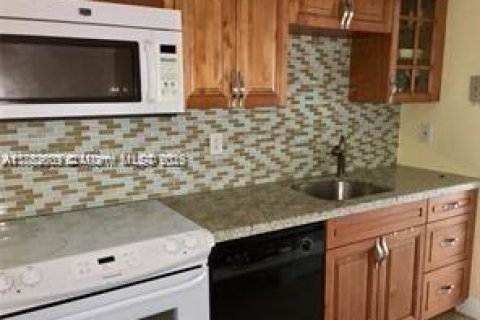 Condominio en alquiler en Bay Harbor Islands, Florida, 1 dormitorio, 83.15 m2 № 1871765 - foto 2