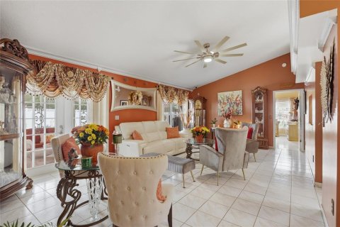 House in Orlando, Florida 3 bedrooms, 126.35 sq.m. № 2396218 - photo 12