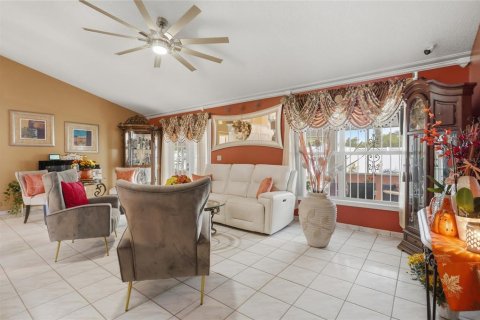 House in Orlando, Florida 3 bedrooms, 126.35 sq.m. № 2396218 - photo 16