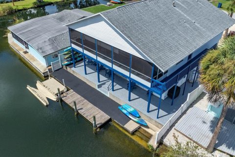 House in Weeki Wachee, Florida 3 bedrooms, 138.52 sq.m. № 1881060 - photo 1