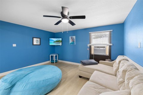 House in Weeki Wachee, Florida 3 bedrooms, 138.52 sq.m. № 1881060 - photo 9