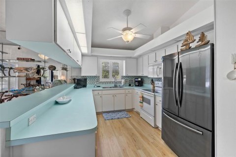 House in Weeki Wachee, Florida 3 bedrooms, 138.52 sq.m. № 1881060 - photo 20