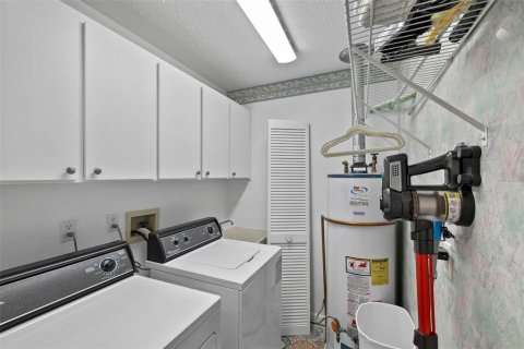House in Weeki Wachee, Florida 3 bedrooms, 138.52 sq.m. № 1881060 - photo 25