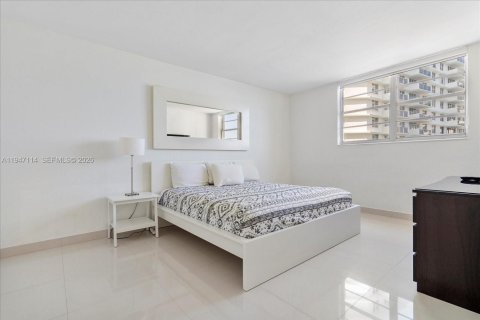 Condo in Hollywood, Florida, 2 bedrooms  № 2003266 - photo 14