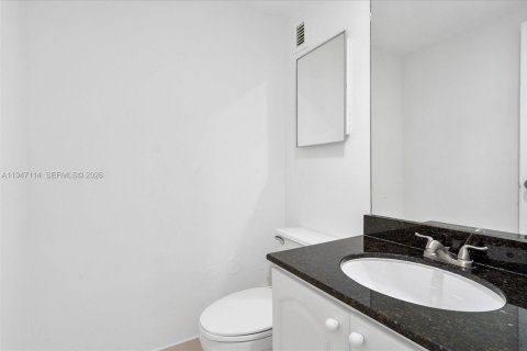 Condo in Hollywood, Florida, 2 bedrooms  № 2003266 - photo 16