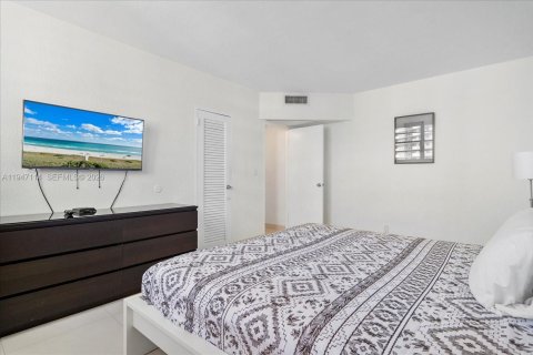 Condo in Hollywood, Florida, 2 bedrooms  № 2003266 - photo 15