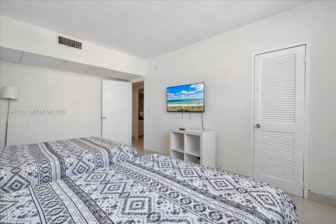 Condo in Hollywood, Florida, 2 bedrooms  № 2003266 - photo 12