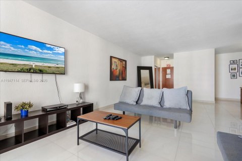 Condo in Hollywood, Florida, 2 bedrooms  № 2003266 - photo 5
