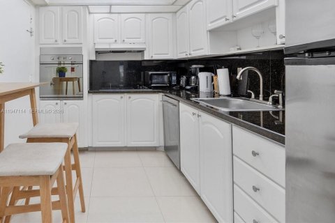 Condo in Hollywood, Florida, 2 bedrooms  № 2003266 - photo 10