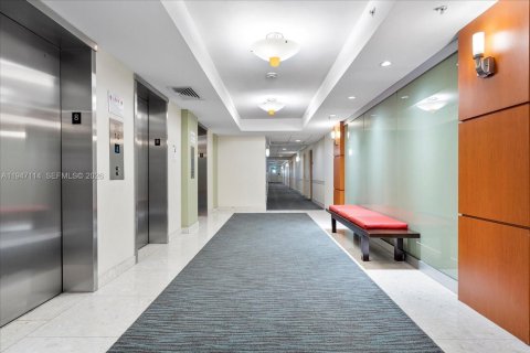 Condo in Hollywood, Florida, 2 bedrooms  № 2003266 - photo 19