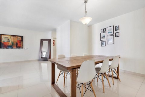 Condo in Hollywood, Florida, 2 bedrooms  № 2003266 - photo 8