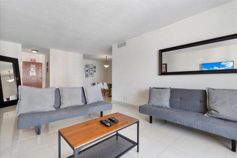 Condo in Hollywood, Florida, 2 bedrooms  № 2003266 - photo 6