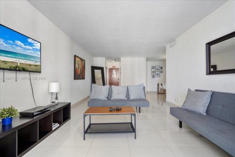Condo in Hollywood, Florida, 2 bedrooms  № 2003266 - photo 4