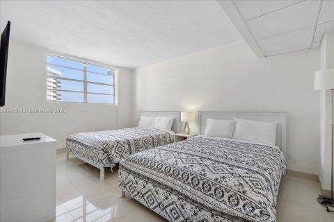 Condo in Hollywood, Florida, 2 bedrooms  № 2003266 - photo 11