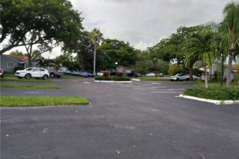 Villa ou maison à vendre à Sunrise, Floride: 2 chambres, 90.12 m2 № 1054775 - photo 1