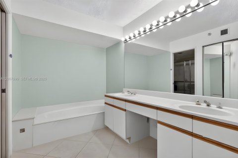 Copropriété à vendre à Aventura, Floride: 2 chambres, 109.9 m2 № 2072851 - photo 29