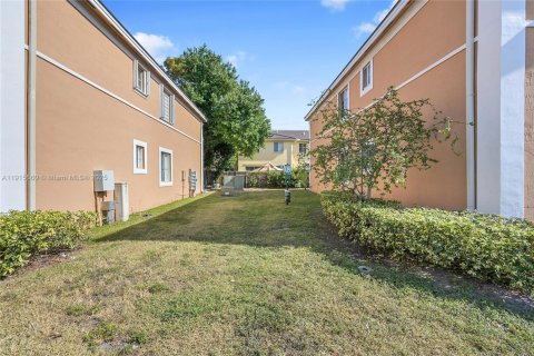Touwnhouse à vendre à Hialeah, Floride: 2 chambres, 95.69 m2 № 1971641 - photo 29
