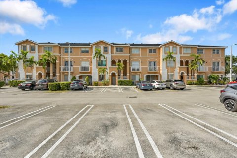 Touwnhouse à vendre à Hialeah, Floride: 2 chambres, 95.69 m2 № 1971641 - photo 4