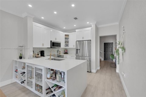 Touwnhouse à vendre à Hialeah, Floride: 2 chambres, 95.69 m2 № 1971641 - photo 1