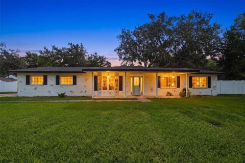 House in Dover, Florida 4 bedrooms, 213.68 sq.m. № 2285165