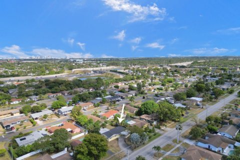 Casa en venta en Lauderhill, Florida, 5 dormitorios, 157 m2 № 1146547 - foto 1