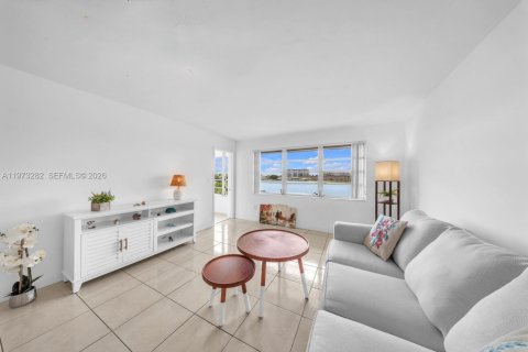 Кондоминиум с 1 спальней в Майами, Флорида № 2049907