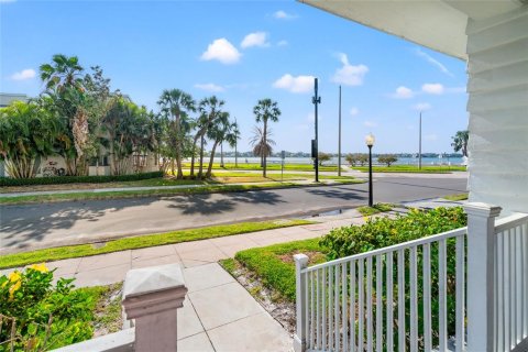House in Tampa, Florida 6 bedrooms, 374.4 sq.m. № 1732614 - photo 2