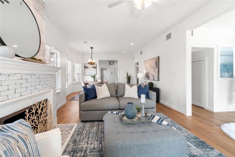 House in Tampa, Florida 6 bedrooms, 374.4 sq.m. № 1732614 - photo 10