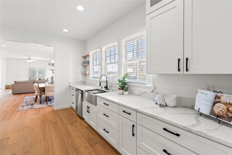 House in Tampa, Florida 6 bedrooms, 374.4 sq.m. № 1732614 - photo 15