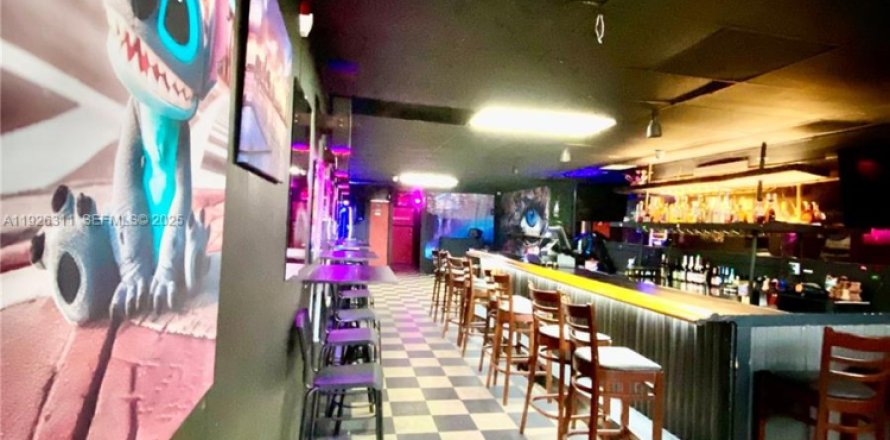 Commercial property in North Miami, Florida № 1985720