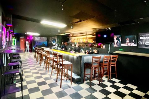 Commercial property in North Miami, Florida № 1985720 - photo 2