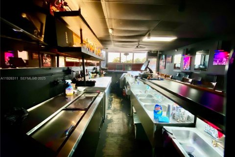 Commercial property in North Miami, Florida № 1985720 - photo 6