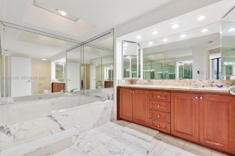 Condominio en venta en Aventura, Florida, 2 dormitorios, 150.69 m2 № 2033719 - foto 15