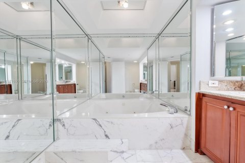 Condominio en venta en Aventura, Florida, 2 dormitorios, 150.69 m2 № 2033719 - foto 16