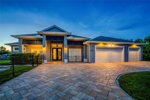 House in Port Charlotte, Florida 3 bedrooms, 227.98 sq.m. № 1743383 - photo 4