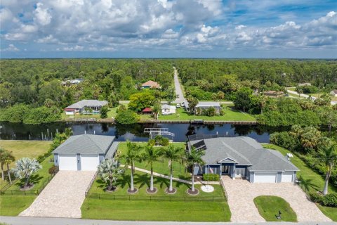 House in Port Charlotte, Florida 3 bedrooms, 227.98 sq.m. № 1743383 - photo 3