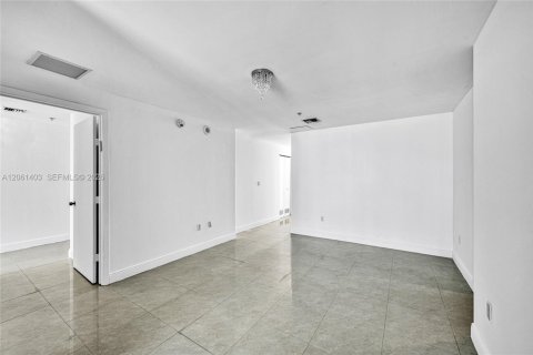 Condo in Miami, Florida, 3 bedrooms  № 2339836 - photo 29