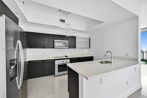 Condo in Miami, Florida, 3 bedrooms  № 2339836 - photo 2